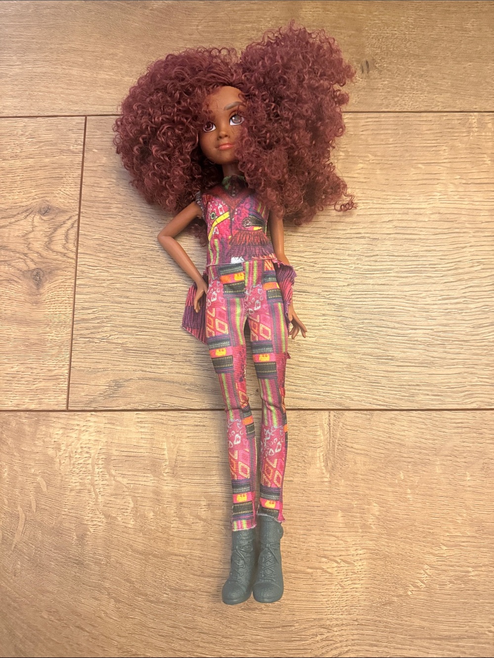 Disney Descendants “Celia Facilier”Curly-Haired Fashion Doll